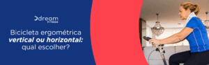 Mulher pedalando bicicleta ergométrica vertical Dream Fitness dentro de casa, mostrando a diferença entre bicicleta ergométrica vertical e horizontal para treinos de emagrecimento, saúde e qualidade de vida.